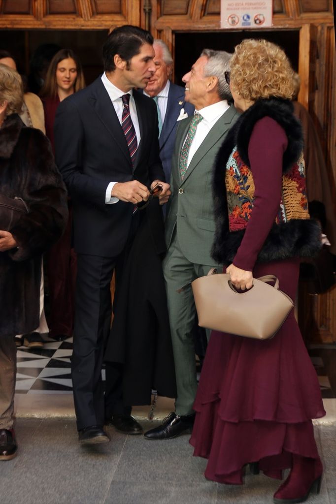 Cayetano Rivera, José Luis López y Carmen Mariscal charlan tras la ceremonia religiosa

