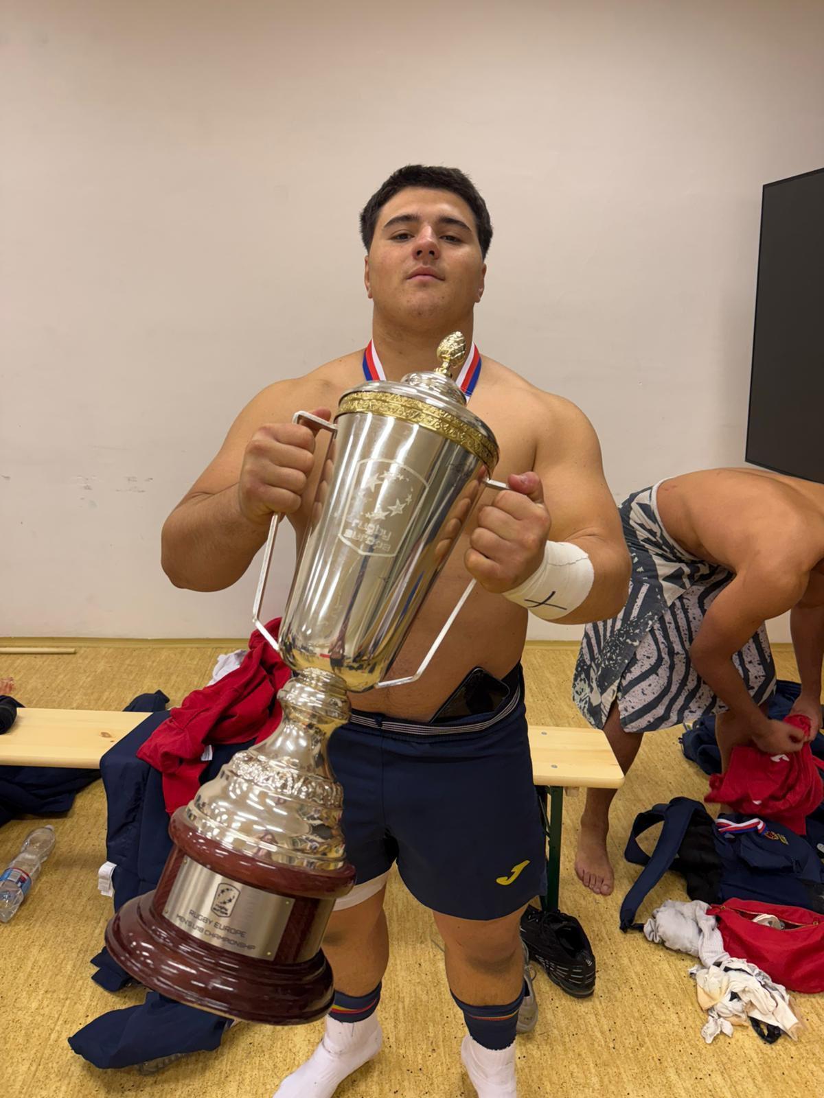 Álvaro Rueda, con el trofeo.
