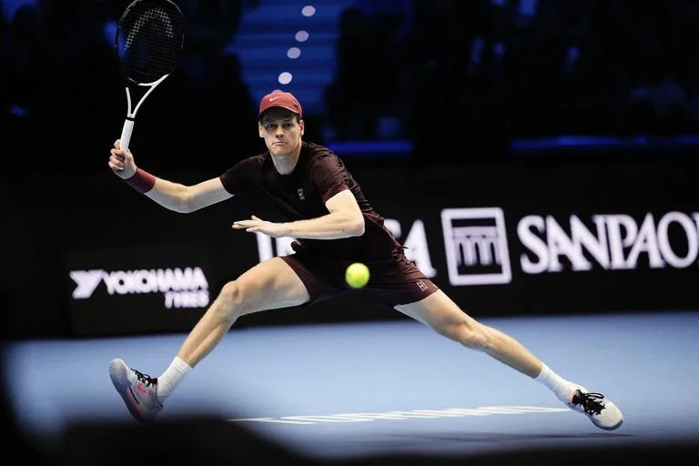 Sinner derrotó en dos sets a Ben Shelton y se mantiene invicto desde hace 29 partidos en superficie dura bajo techo; es semifinalista en el Masters de Turín.