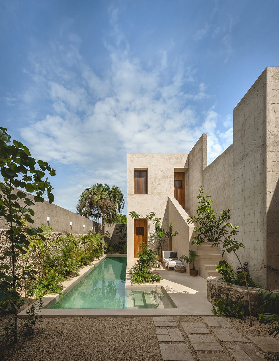 nada hace pensar que tras una sencilla fachada se encuentra una casa de mediados del siglo pasado, reformada, con patio y piscina