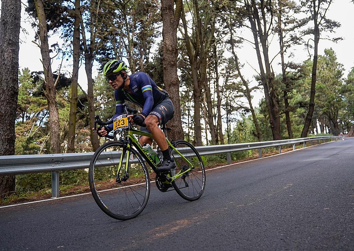 Imagen secundaria 1 - Tadej Pogačar capitaliza la atención en la TotalEnergies Gran Fondo Pico de las Nieves 2025