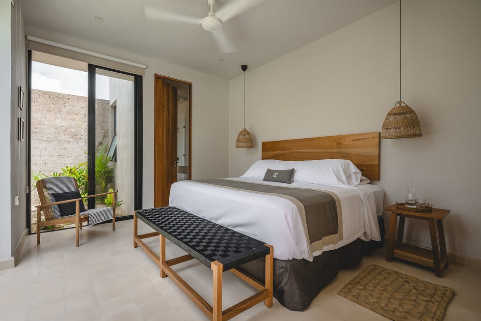 nada hace pensar que tras una sencilla fachada se encuentra una casa de mediados del siglo pasado, reformada, con patio y piscina