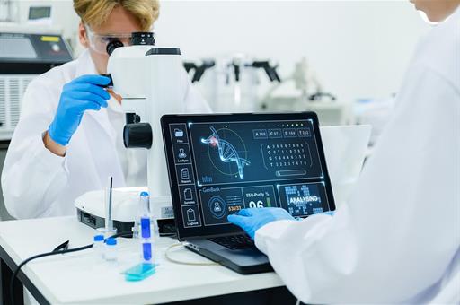 Profesionales trabajando en un laboratorio