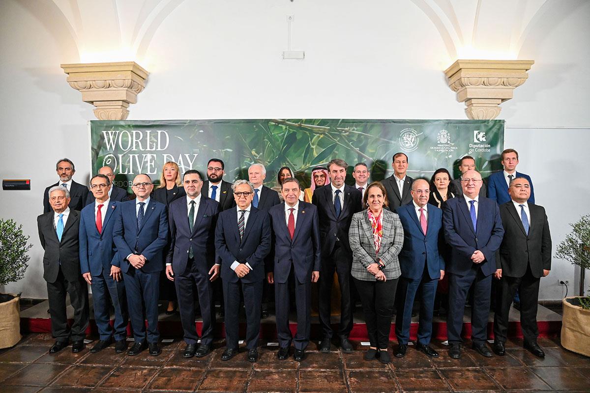 El ministro de Agricultura, Pesca y Alimentación, Luis Planas, junto a los participantes en el Consejo Oleícola Internacional.