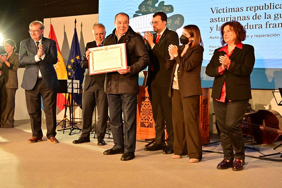 El ministro de Política Territorial y Memoria Democrática, Ángel Víctor Torres, y el presidente del Principado, Adrián Barbón, d