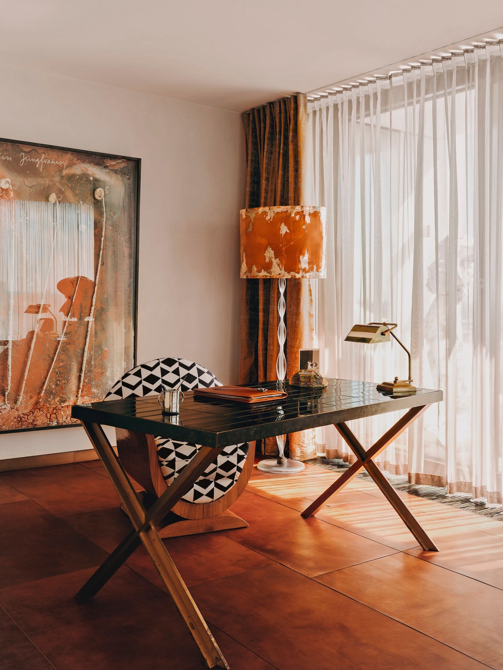 Escritorio con butaca en blanco y negro