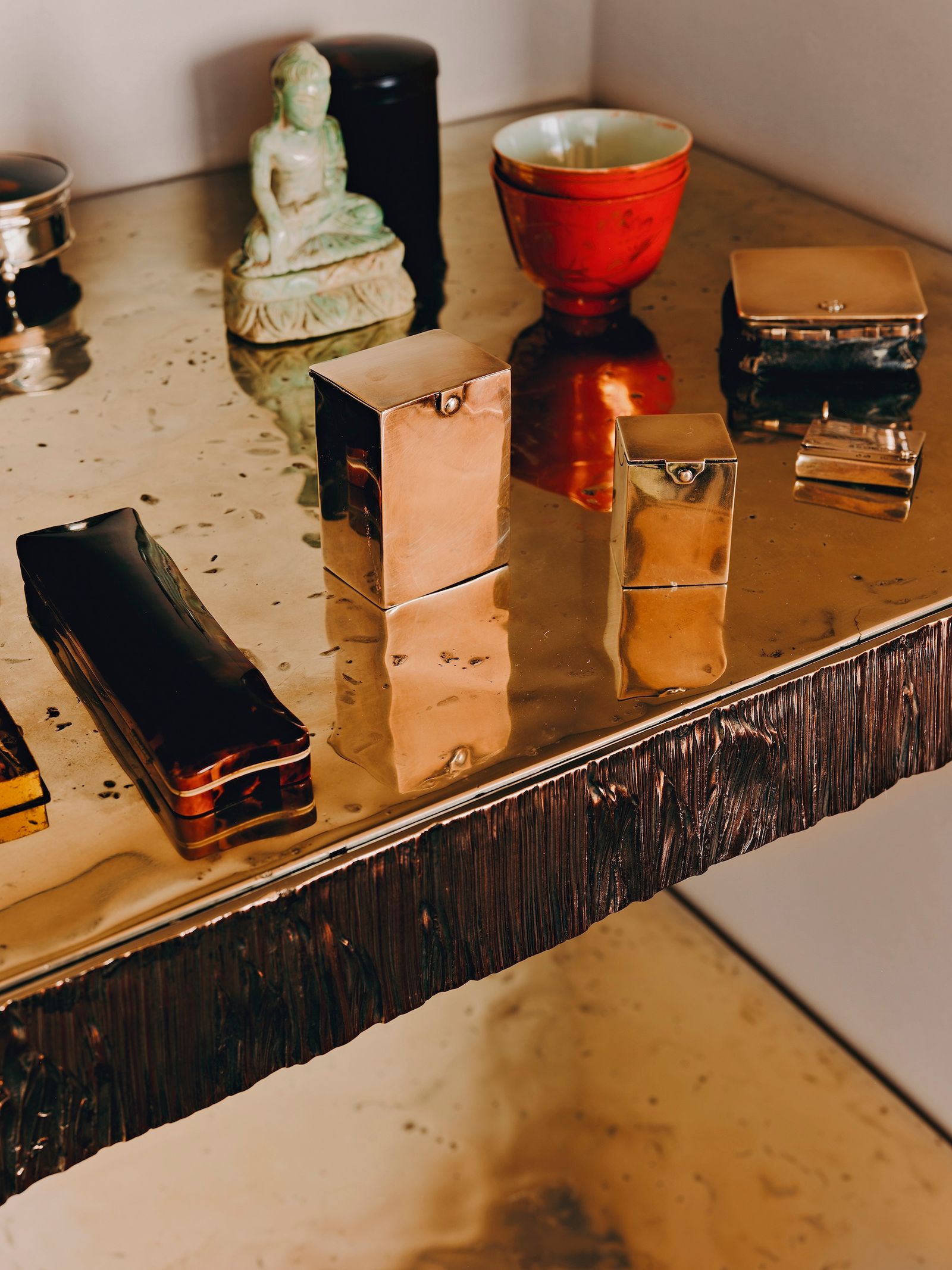 Accesorios sobre una mesa dorada