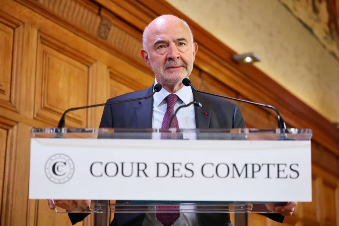 Pierre Moscovici, primer presidente del Tribunal de Cuentas francés, presenta un informe durante una rueda de prensa en la sede del Tribunal Supremo de Cuentas de Francia, en París, el 6 de noviembre de 2025.