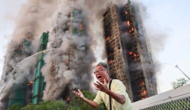 Trece personas mueren en un incendio que arrasó los andamios de bambú en un complejo residencial de gran altura en Hong Kong