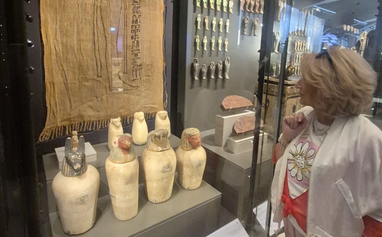 Imagen principal - Carmen Pérez Die, ante los vasos canopos de Heracleópolis Magna que descubrió el equipo español, en el exterior del GEM y ante la Triada de Ramsés que fue encontrada en el templo de Heryshef, donde han realizado las últimas excavaciones