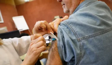 El Sergas citará por SMS a vacunarse de la gripe a los gallegos de entre 60 y 69 años al adelantarse la ola