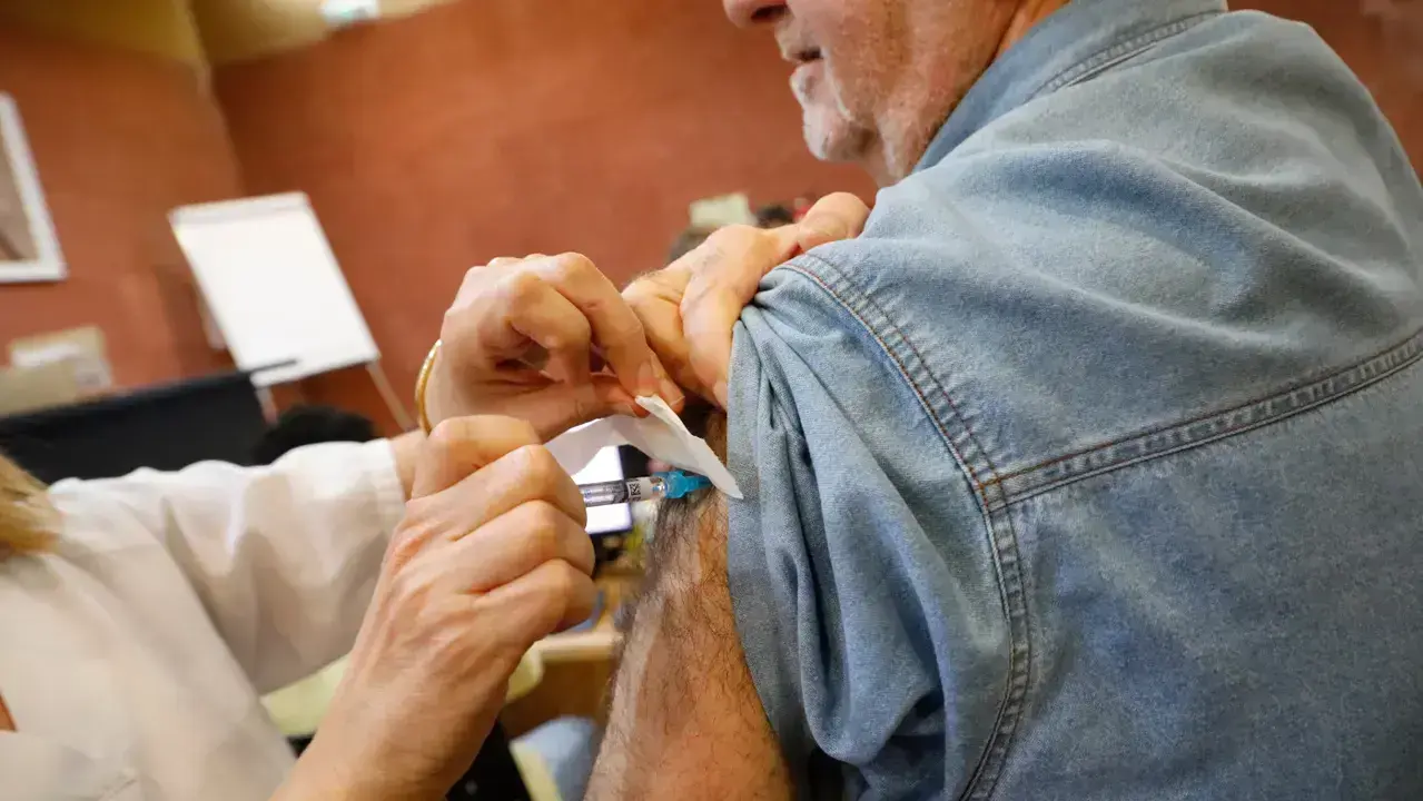 El Sergas citará por SMS a vacunarse de la gripe a los gallegos de entre 60 y 69 años al adelantarse la ola