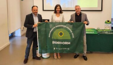 Benidorm recibe la ‘Bandera Verde’ como municipio de la Comunitat que más vidrio recicló durante el verano
