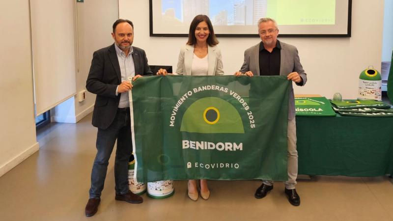 Benidorm recibe la ‘Bandera Verde’ como municipio de la Comunitat que más vidrio recicló durante el verano
