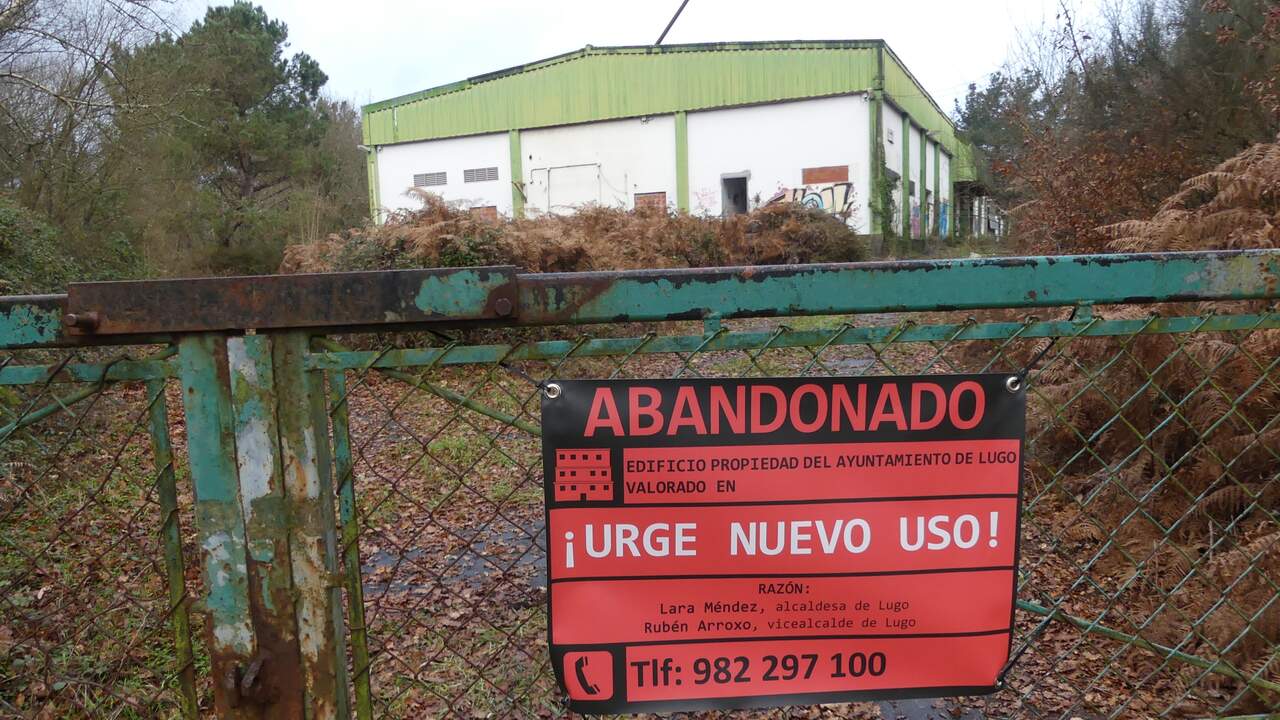 CARTEL QUE HA APARECIDO EN VARIOS ESPACIOS DE LUGO QUE TIENEN TITULARIDAD MUNICIPAL Y LLEVAN VARIOS AÑOS SIN USO. EDIFICIO ABANDONADO. AUNQUE LA CAMPAÑA ES ANONIMA, COINCIDE CON LAS REIVINDICACIONES DEL PP EN LOS ULTIMOS TIEMPOS. EN LA FOTO, EL VIEJO MATADERO DE FRIGSA