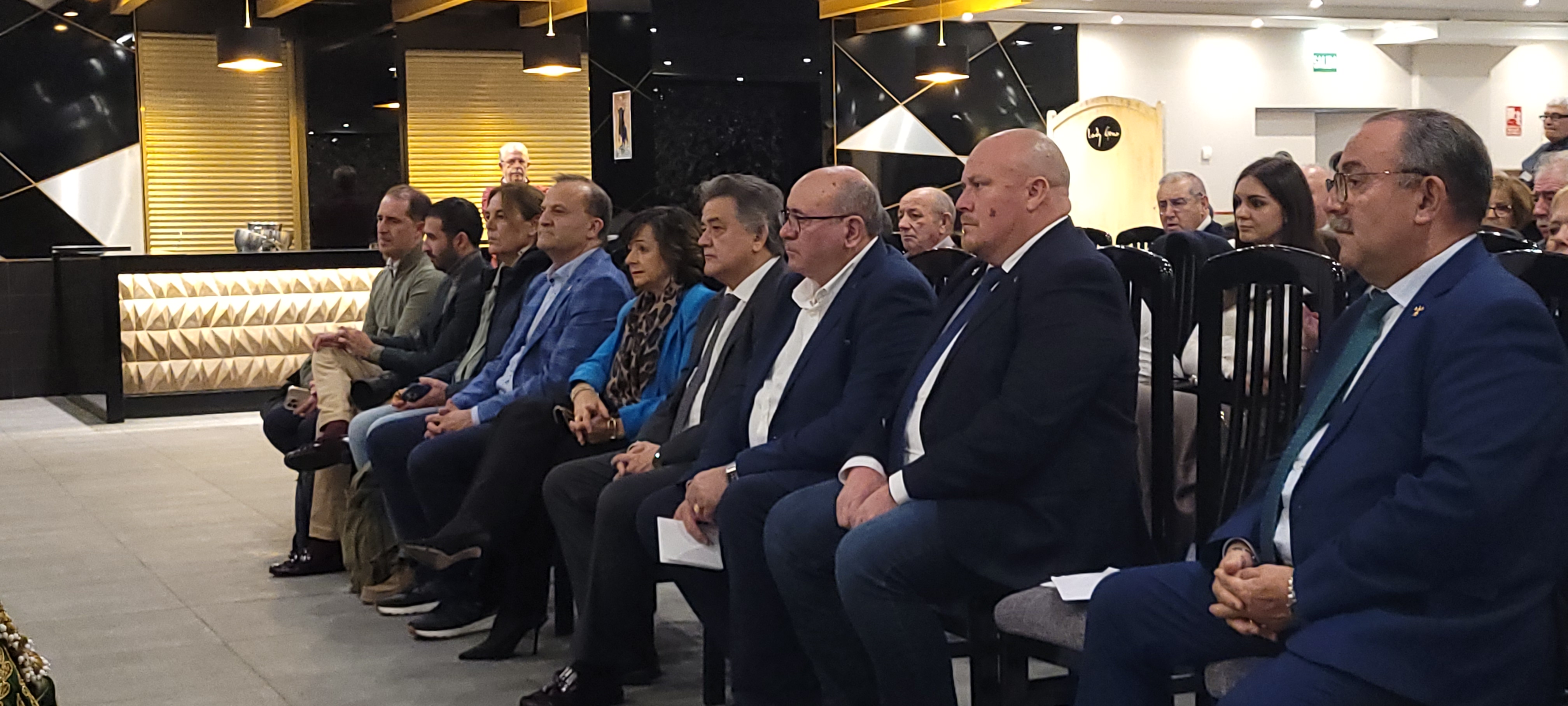 La tertulia tuvo lugar en los Salones Lady Gema.