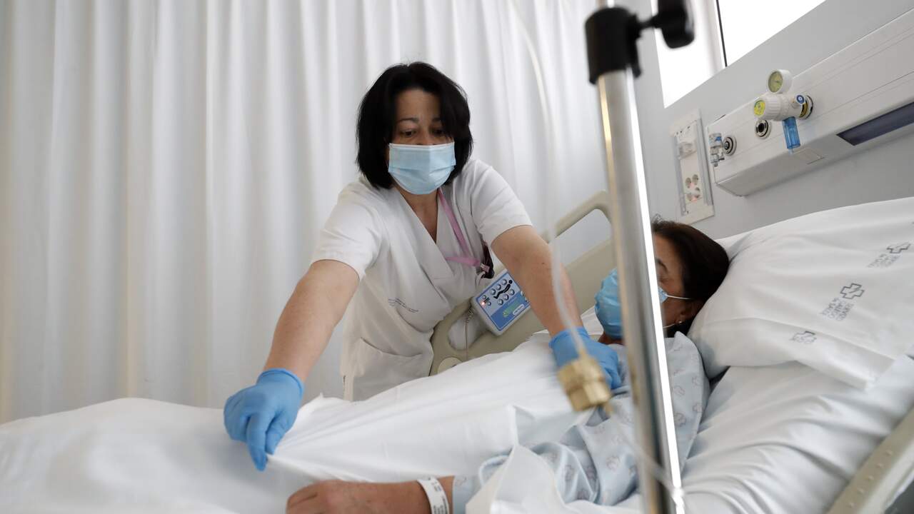 Sanidade llama a usar mascarilla para ir al médico al adelantarse la ola de gripe