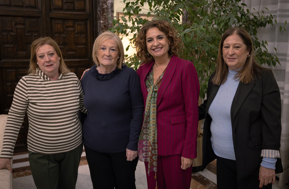 imagen ministra hacienda con hermanas Caparrós
