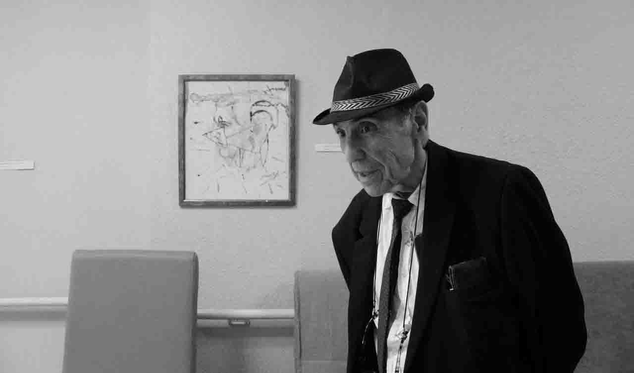 Juánfer, el artista de la residencia de Dénia, expone en el centro su obra pictórica