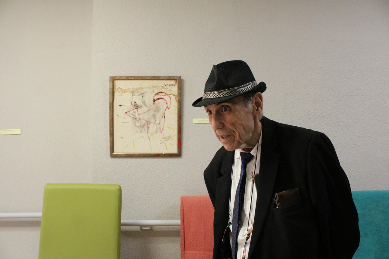 Juánfer, el artista de la residencia de Dénia, expone en el centro su obra pictórica