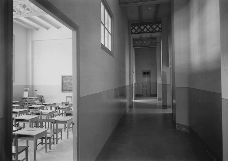 Passadís d'una escola de 1953. Arxiu Nacional de CAtalunya. Fons Gabriel Casas i Galobardes
