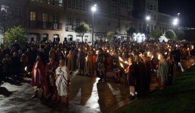 Romanos y castrexos esquivan la lluvia y salvan la fiesta de la muralla al grito de "o muro que nos une"