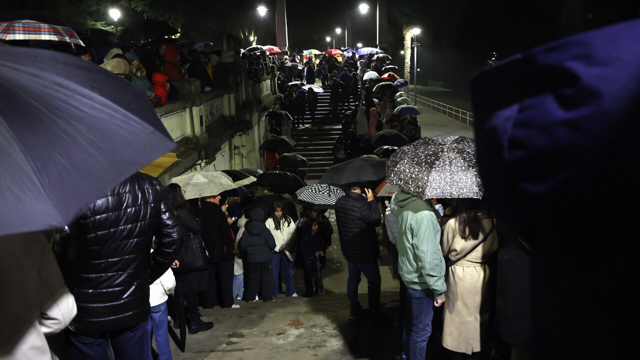 Las asociaciones de recreación histórica protagonizaron un desfile y un acto de ofrenda a la muralla, pero en el Parque el público reunido no pudo ver los drones. VICTORIA RODRÍGUEZ