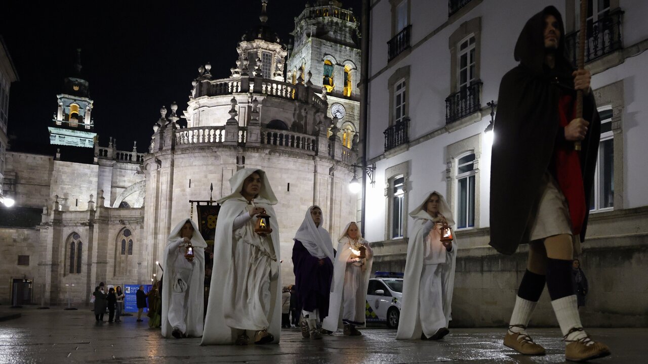 El desfile de romanos y castrexos partió de la Praza de Santa María. VICTORIA RODRÍGUEZ