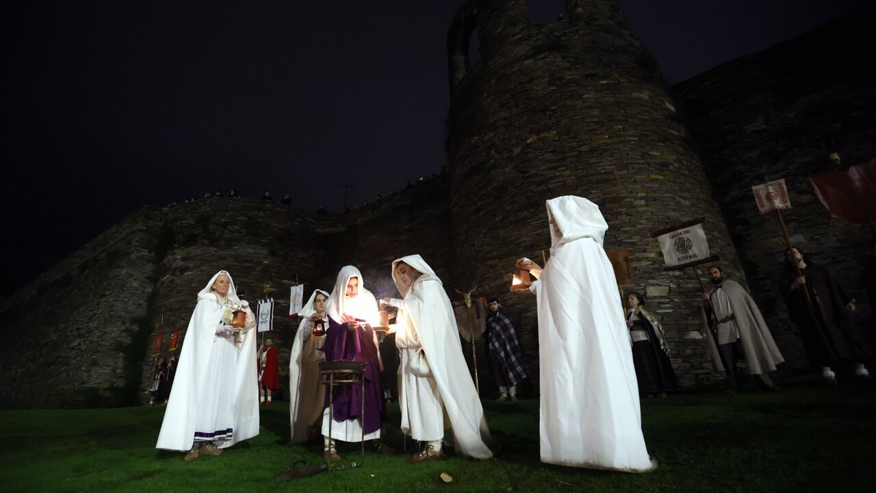 Ofrenda a la muralla de Lugo. VICTORIA RODRÍGUEZ