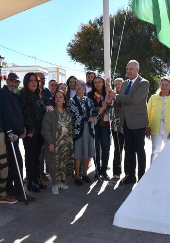 Celebración del Día Andaluz del Pueblo Gitano con la lectura de un manifiesto y un izado de bandera
