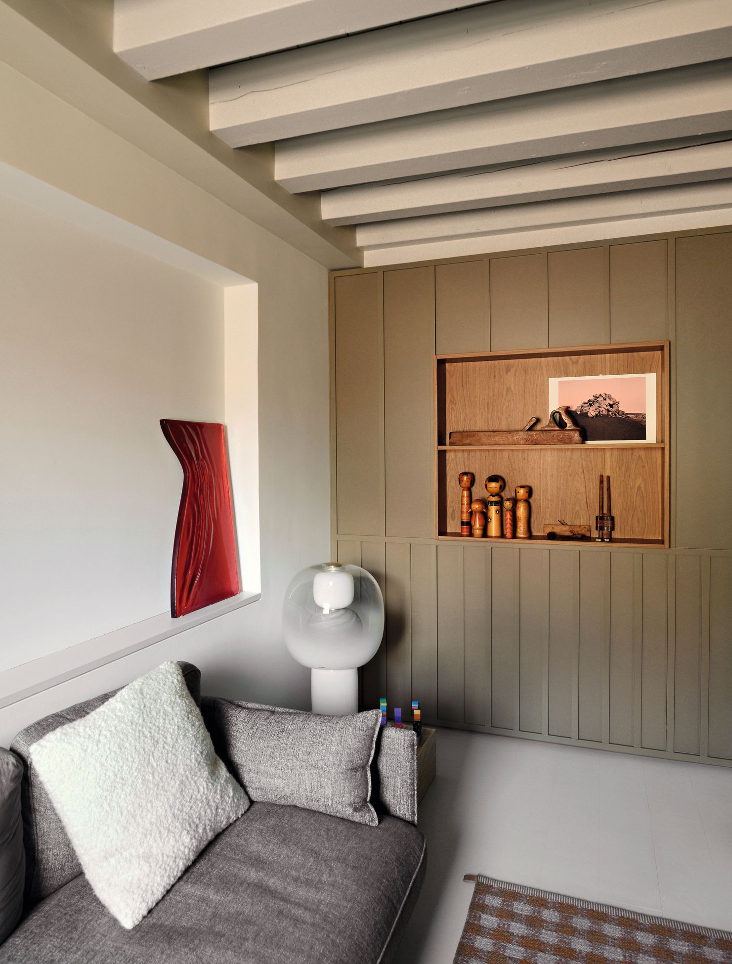 Habitación con sof cama en tonos grises