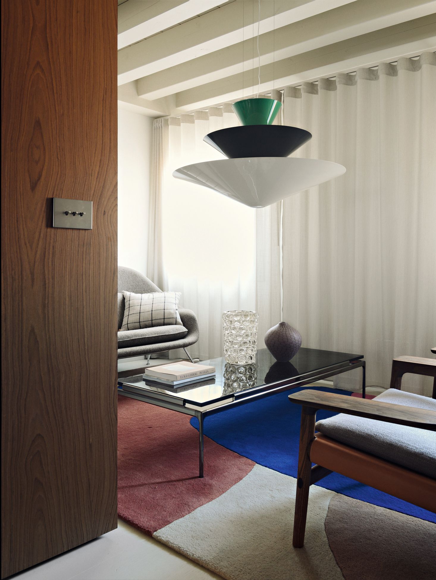 Salón moderno con vigas vistas y lmpara de cristal