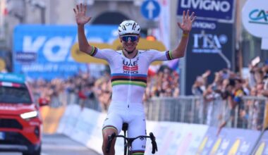 Tadej Pogacar alza los brazos tras cruzar la meta del Giro de Lombardía 2025.