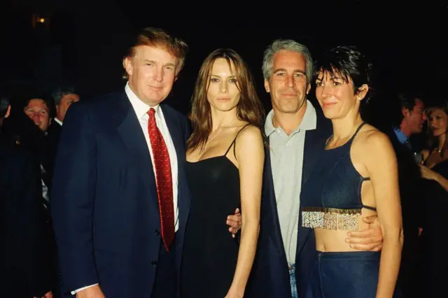 Donald Trump y su esposa Melania, junto a Jeffrey Epstein y Ghislaine Maxwell.