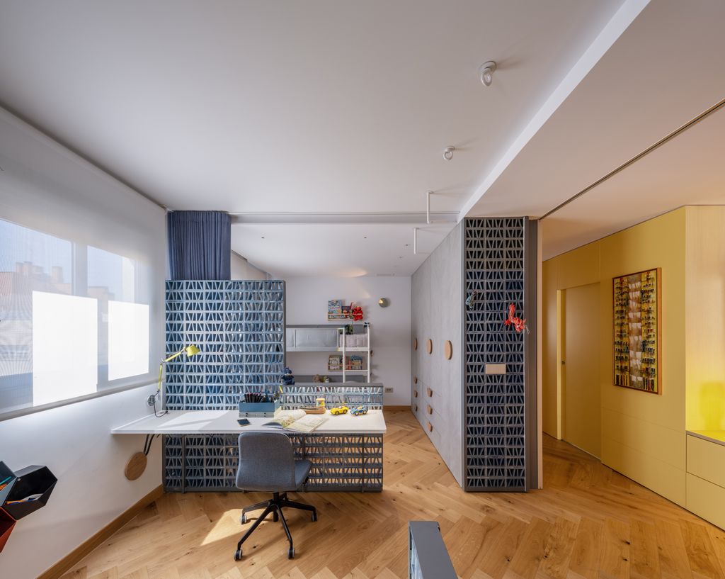 Dormitorio infantil compartido, con zona de estudio en en centro