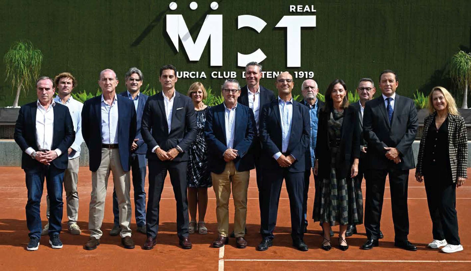 Francisco Martínez, candidato a presidente del Real Murcia Club de Tenis 1919, en el centro de la imagen, rodeado por su equipo de trabajo.