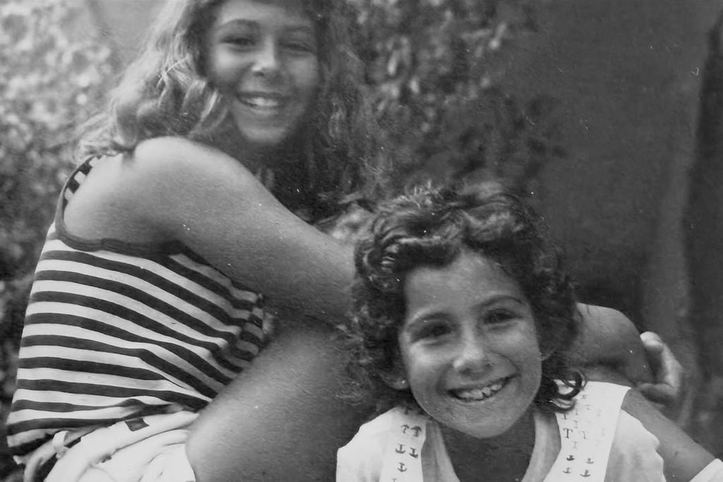Nuria Roca y su hermana Ruth de niñas
