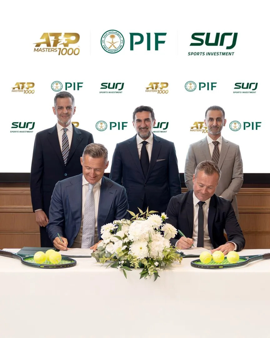 Andrea Gaudenzi, presidente de la ATP, y Danny Townsend, CEO de SURJ Sports Investment, firmando en París un acuerdo para llevar el décimo torneo Masters 1000 a Arabia Saudí