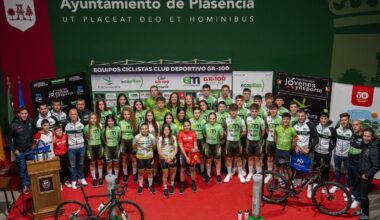 Foto de familia realizada durante la presentación en Plasencia de la temporada 2025.