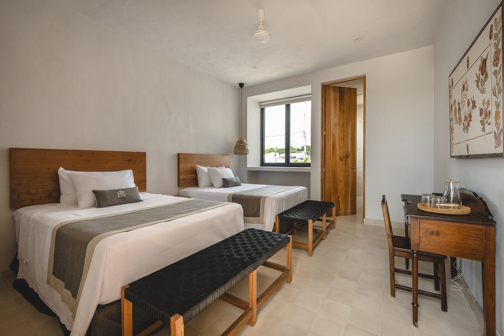 nada hace pensar que tras una sencilla fachada se encuentra una casa de mediados del siglo pasado, reformada, con patio y piscina