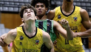 Guerra y Riga tratan de cerrar un rebote.