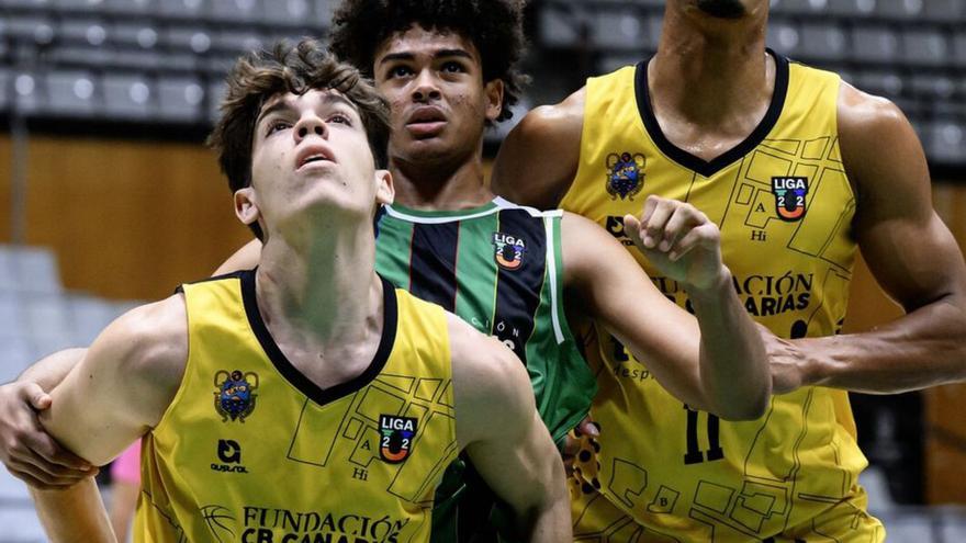 Guerra y Riga tratan de cerrar un rebote.