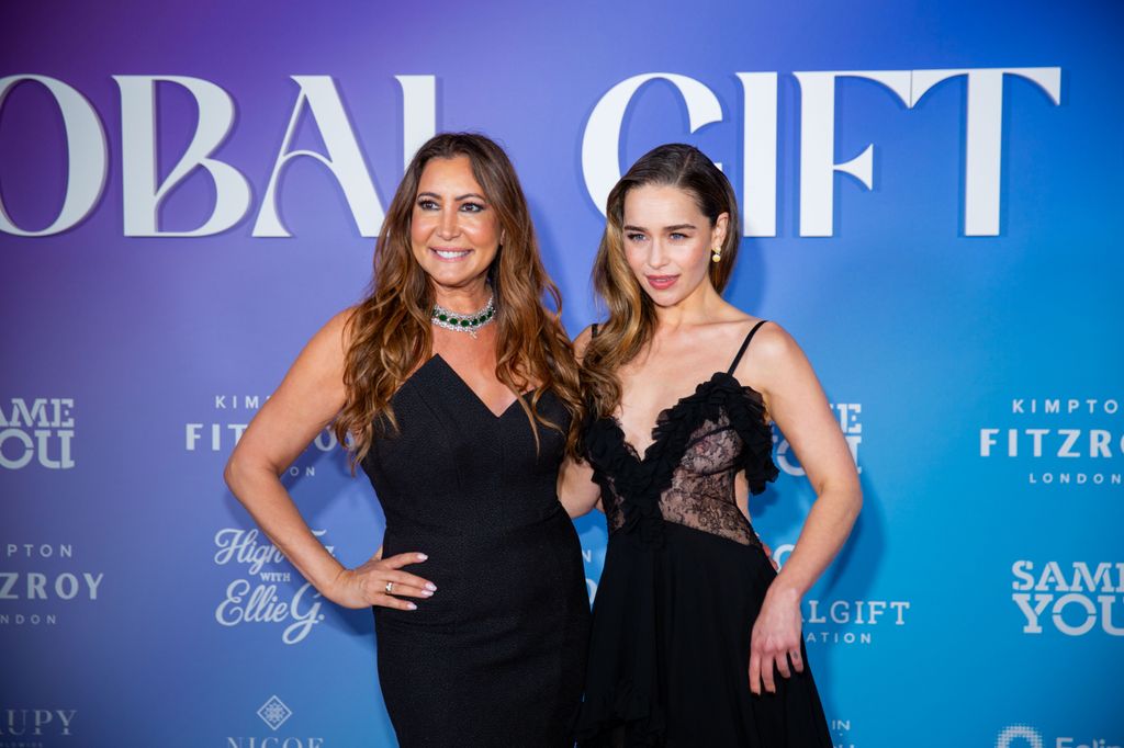 Emilia Clarke y María Bravo