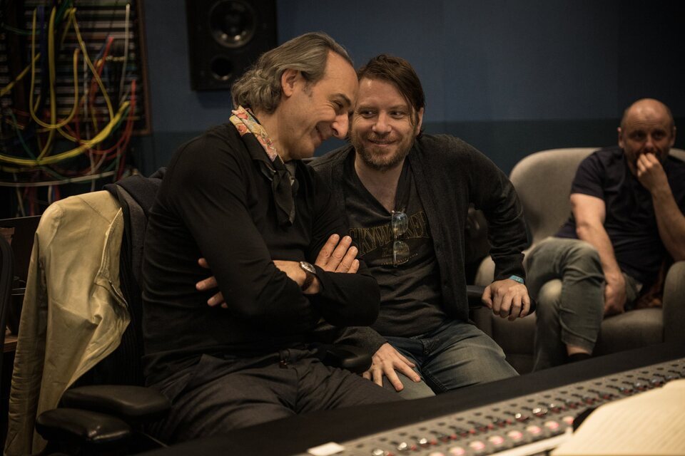 Alexandre Desplat y Gareth Edwards durante una sesión de grabación de la BSO de 'Jurassic World: El renacer