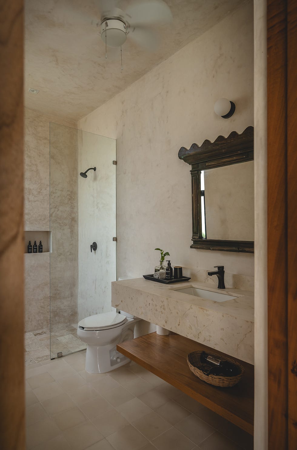 nada hace pensar que tras una sencilla fachada se encuentra una casa de mediados del siglo pasado, reformada, con patio y piscina