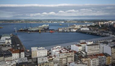 Vista de los muelles de A Coruña, con la costa de Oleiros al fondo.