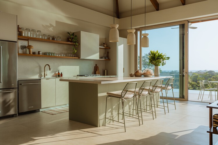 Casa Pistacchio / Instinto Estudio - Fotografía interior, Cocina, Encimera, Madera, Mesas, Sillas, Iluminación