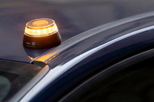 Baliza V-16, activada sobre un vehículo Baliza V-16, activada sobre un vehículo