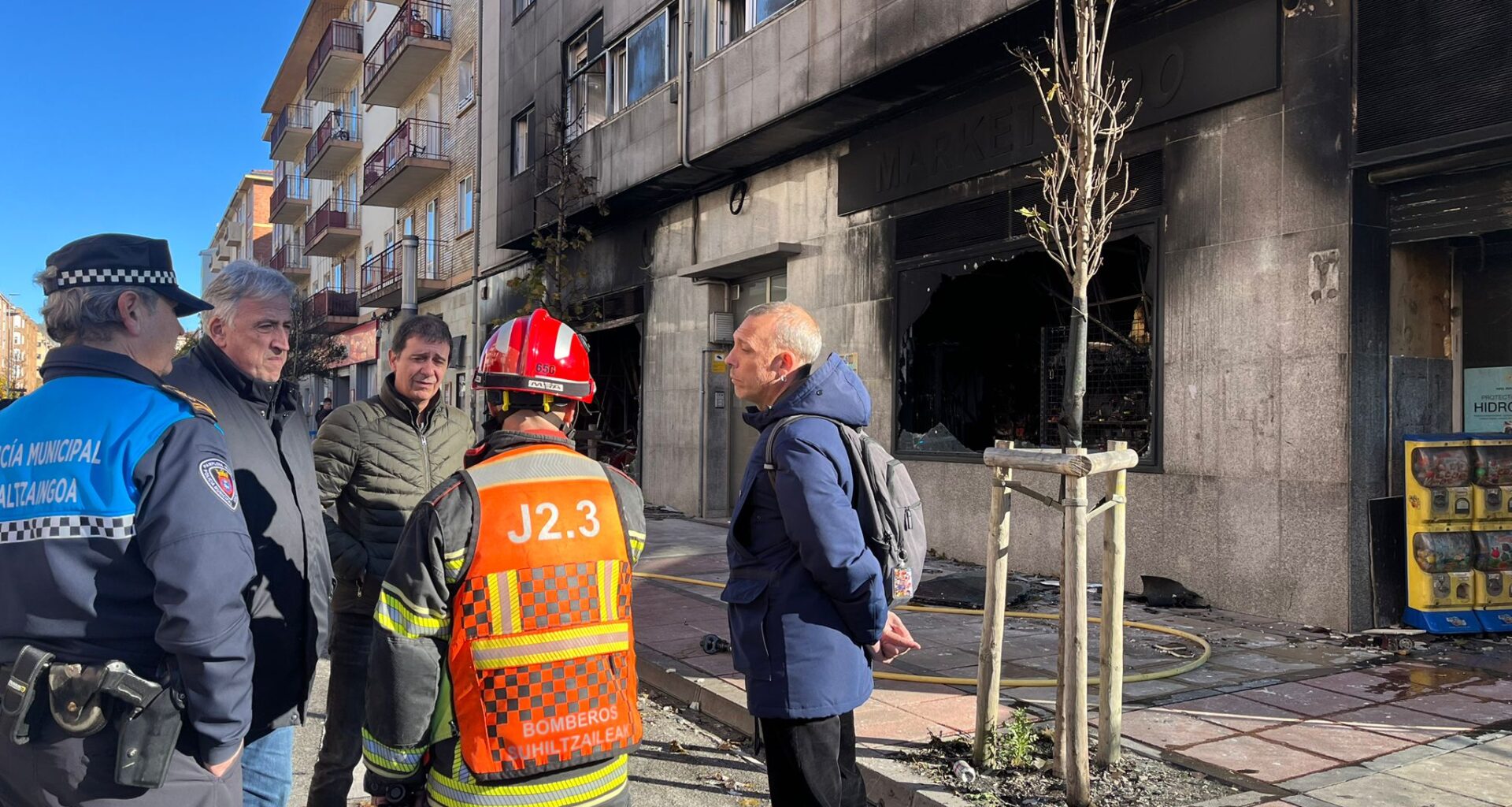 El alcalde de Pamplona visita la zona afectada por el incendio de un bazar en la avenida de Marcelo Celayeta, en el barrio de Rochapea