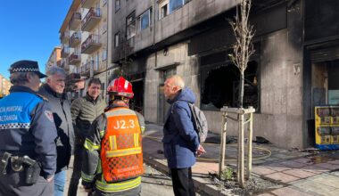 El alcalde de Pamplona visita la zona afectada por el incendio de un bazar en la avenida de Marcelo Celayeta, en el barrio de Rochapea